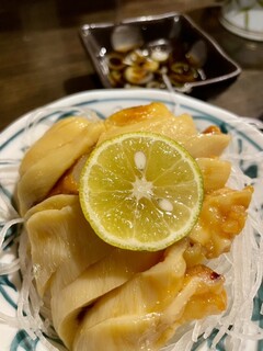 Pim Pon - ホヤの刺身  コレも三陸名物だね。海のパイナップルと言われてるけどそれは形が似てるから。味は海そのもの。他で食べると匂いが気になるけどココのは全くないの！