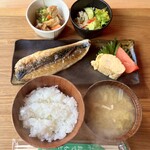 お食事処 花 - 本日のメインは焼き鯖！絵ヂカラが違います。
            副菜、お味噌汁も絶妙なラインナップが揃います。
            お味噌汁とご飯はおかわり自由そうに見受けました。