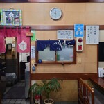 そば処 更科 - 玄関入って正面は厨房。んっ！？"もり中華"？"カレー南 せいろ中華"！？