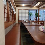 そば処 更科 - 外の明かりが入る、開放的な空間。