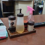 そば処 更科 - 二階大机の卓上調味料。