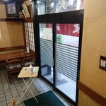 そば処 更科 - 中が見えているので入りやすいお店です。