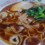 そば処 更科 - 魚介出汁の"東京ラーメン"とは違う、高度成長期に全国へ一気に広まった"支那そば"的なラーメン。