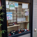 そば処 更科 - 玄関扉右横のショーウインド。