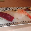 Sushi Tokusairaku - 相変わらず美味しい。けど、切り身が大きめで、一口だと口のなかが満タン。真面目に半分で切って貰おうか考えた。シャリは堅めの炊き上がりで、大好き。甘さは抑え目。美味しい。