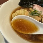 酒肴場 屯 - 焼き干しの香ばしさに鰹、ヒラマサ、ヒラスズキなどの鮮魚出汁の旨みが加わり、食べ進めるにつれ旨味と厚みが増してくる素晴らしい仕上がり