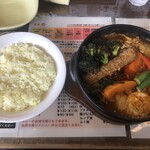 Tenjiku - 北海道マハラジャカレー・ベリーホット・大盛ライス（1,400円）、シシカバブ（+200円）、味付たまご（+110円）、ブロッコリー（+90円）、ほうれん草（+90円）