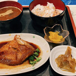 Izakaya San Gen - 煮魚定食750円。