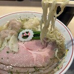 キング製麺 - 麺はちぢれ麺(手打ちかな？)