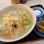 Houka - タンメン900円(税込)
                      おまけの餃子も相変わらず美味しい。
                      タンメンは野菜たっぷり熱々です！
                      具材の旨味がスープに溶け出し、塩味に深みが加わり絶妙な美味しさ♪
                      ついついスープ飲み過ぎちゃいました。