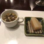 イノウエステーキハンバーグレストラン - ランチについてるコンソメスープと大根　スープはカレーの香りが…