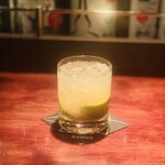 BAR BARNS - ①：パラグアイ産ラム酒とジャバラのカイピリシマ、八重山産黒糖入り