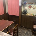 串揚げ屋　福爐 - 奥にテーブル席が1台だけあります。MAX4名かな？