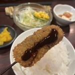 串揚げ屋　福爐 - 揚げたて！こちらは蒟蒻に味噌がかかっています。