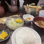 串揚げ屋　福爐 - 串揚げのほかに、こんな風に定食風にごはんやお味噌汁などが。