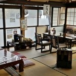 宮古そば　権三郎 - 会津クラシックな店内。
            座敷とテーブル席があります。