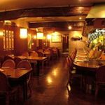 福は家 - 内観写真:木のぬくもり温かく、居心地抜群の和空間です。ゆったり楽しみたい方にぜひご来店いただきたいですね。