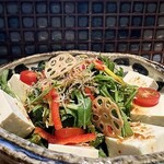 Dining&Bar 猫八 - 水菜と豆腐のジャコサラダ