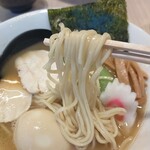 らぁ麺 ななみ - 鶏白湯らぁ麺（醤油）味玉1,080円、麺持ち上げ