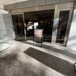 モンスナック 新宿野村ビル店 - 新宿野村ビルの地下1階です。移転前の店の雰囲気とは真逆の小洒落た外観。