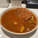 モンスナック 新宿野村ビル店 - 昔と変わらずシャバシャバのルー。白い服の人はハネないように気をつけて！