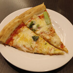 スーパーダイニング ヴェルデュール - ランチビュッフェ(平日4500円)のマルゲリータ、小松菜とツナのピザ