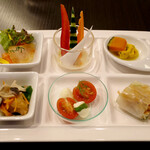 スーパーダイニング ヴェルデュール - ランチビュッフェ(平日4500円)の白身魚と茸のエスカベッシュ、モッツァレラチーズとトマトのカプレーゼ、生春巻き、かぼちゃのピクルス、バーニャカウダ、オレンジとスモークフィッシュのさわやかマリネ