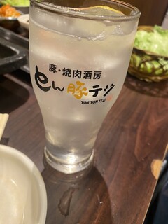 Tonton Teji - 喉が乾いていたので生ビールは一気に飲んで…
                        
                        2杯目のレモンサワーを
                        
                        この後は食べるのが忙しくなって
                        
                        全く飲めませんでした。