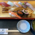 伊豆太郎 - 小波にぎり(さざなみ) 2280円。