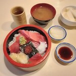 Oyaji - 中トロ鉄火丼頭でっかち1000＋100＝1100円税込シジミの味噌汁付き。お新香(大根)を必要な分自由に取る。