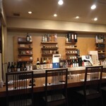 Takase - 店内には店主チョイスによる日本酒・焼酎各種あり