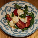 STRING FIELD - イタリア人職人が北海道で作った水牛モッツァレラとトマトのサラダ
