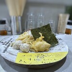 Tori Soba Masahiro - 麺と鶏団子（蒸し器で蒸されていました）、鶏胸肉の天ぷら、海苔など。
