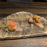 吉祥寺 三うら - リブロースの握り生うにのせ