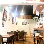 Guri's Kitchen - 小さな店ですが、天井が高いので開放感があります。