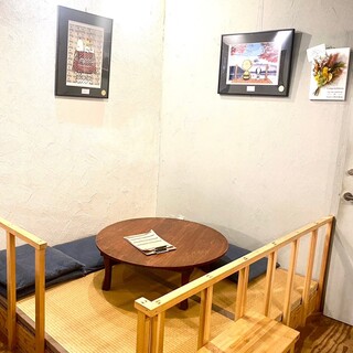 落ち着いた店内はお子様連れにも安心な小上がりスペースを完備◎