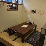 かき吉 - 座敷は4人掛け。小さなお子様のいるお客様も安心して食事できます。