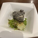 小だるま - 黒のポテサラ､､､ゴマとクリームチーズで和えてありました。燻した風味もありました。