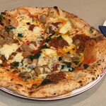 ピッツェリア ローロ - トマトとほうれん草のピザ、チーズと焼き加減はまあまあ