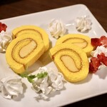 肉菜バル COMPASS - 博多の完熟濃厚マンゴーロールケーキ