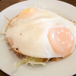 巣鴨ときわ食堂 - ハムエッグ(420円)は普段なら自分では頼まないけど食堂飲みと言えばのメニュー。玉子が2個なので平和にシェア出来る