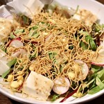 肉菜バル COMPASS - にがり仕込み豆腐と長崎バリバリ麺の胡麻サラダ