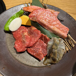 焼肉トラジ - トラジ御膳Ｓ３１００円。黒毛和牛カルビ、芯ハラミ、赤身ロース、海老。お肉も海老もとても美味しかったです（╹◡╹）