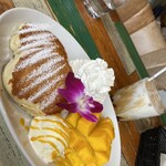 コナズ珈琲 - 完熟マンゴー、ココナッツミルクのアイスクリーム、ふわふわパンケーキ　プラス300円でホイップクリームのトッピングを