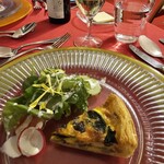 シェ・アンジュ - ほうれん草とベーコンのキッシュと白ワイン