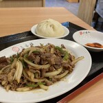 吉香楼 - ラム肉のクミン炒め＆肉まん