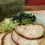 清六家 - 料理写真:醤油チャーシュー麺+海苔・ほうれん草トッピング（UP）