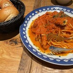 俺のフレンチ・イタリアン - 世界の焼き立てパン&渡り蟹のトマトクリームパスタ