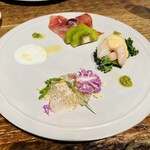 Cheese Tavern CASCINA - 鮮魚のカルパッチョ、生ハムとフルーツ、エビのシーザー仕立て