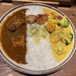 225834876 - 「特製ポークカレー」と「贅沢野菜のイエローカレー」の2種あい盛り